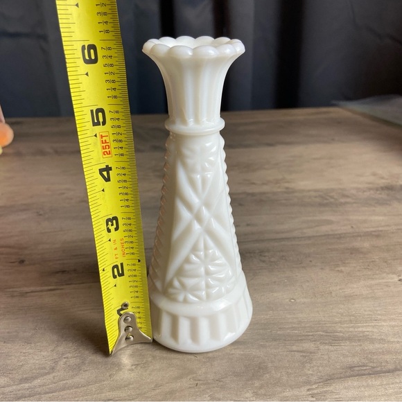 Milk Glass Bud Vase by ANCHOR HOCKING 6” - Picture 6 of 7